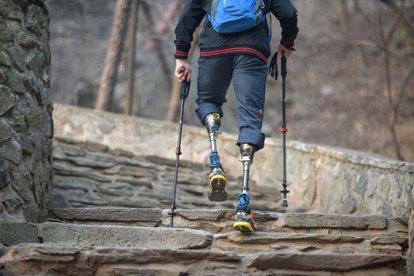 北京：无腿老人的珠峰梦