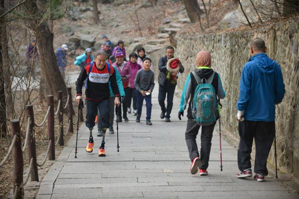 北京：无腿老人的珠峰梦