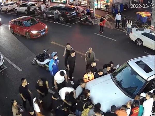浙江一女童被卷入车底,数十市民抬车救出幸无大碍 浙江一女童被卷入车底,数十市民抬车救出幸无大碍