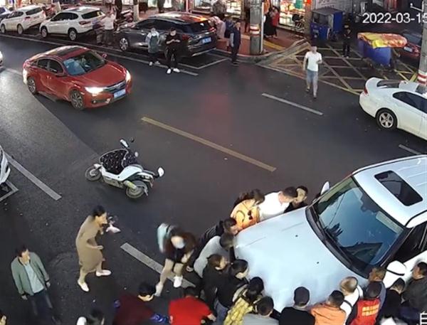 浙江一女童被卷入车底,数十市民抬车救出幸无大碍 浙江一女童被卷入车底,数十市民抬车救出幸无大碍