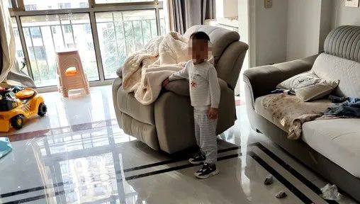 4岁男孩挂在阳台上，他们拼了！