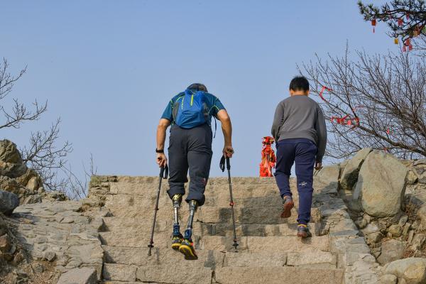 北京：无腿老人的珠峰梦