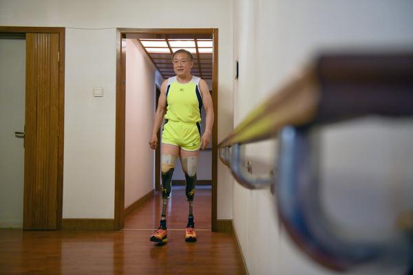 北京：无腿老人的珠峰梦