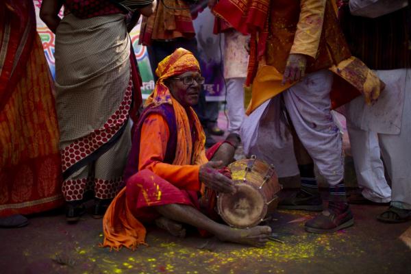 尼泊尔：庆祝洒红节