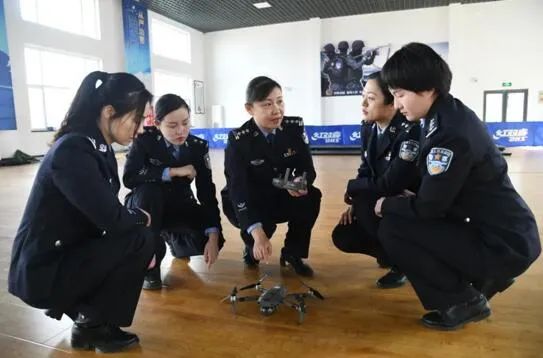 这群女警花，真棒！早安~