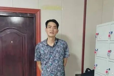 4岁男孩挂在阳台上，他们拼了！