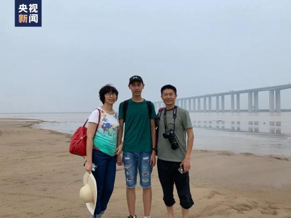 亦师亦友！《2022中国诗词大会》夺冠时刻，这对父子的敬礼令人动容