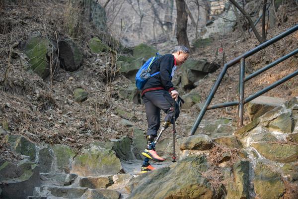 北京：无腿老人的珠峰梦