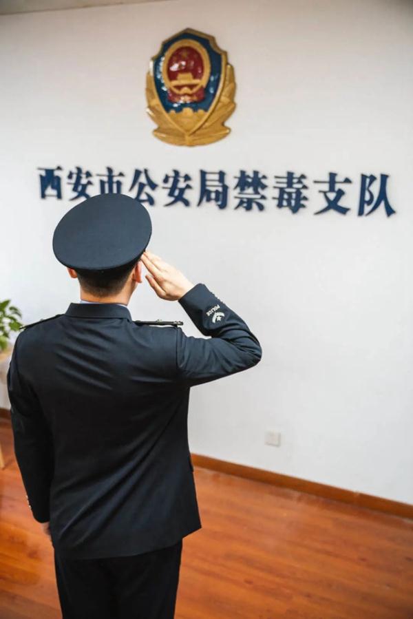 跟踪半年，缴获冰毒原材料1.2吨，他连嫌疑人习惯用哪只手点烟都一清二楚……