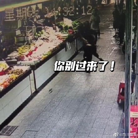 女子菜市遇老鼠吓到抱住陌生人