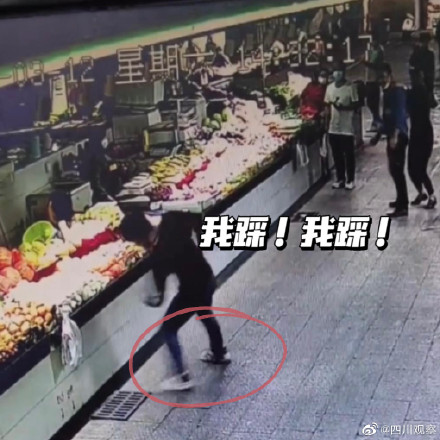 女子菜市遇老鼠吓到抱住陌生人