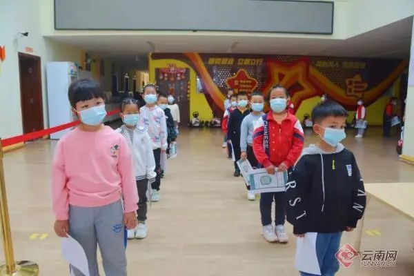 昆明呈贡区对中小学、幼儿园在校师生进行全员核酸检测