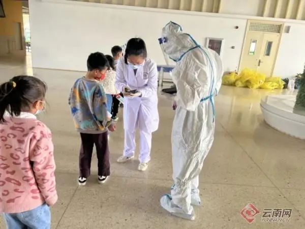 昆明呈贡区对中小学、幼儿园在校师生进行全员核酸检测