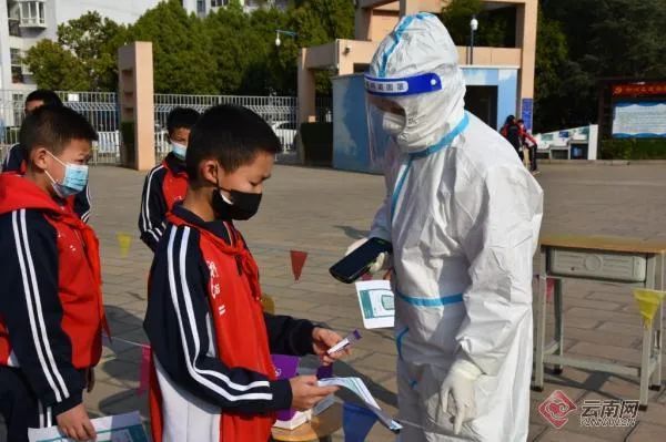 昆明呈贡区对中小学、幼儿园在校师生进行全员核酸检测