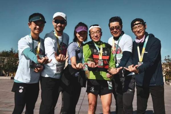 神似张学友！40岁跑步发烧友隔离期绕客厅2600多圈完成全马