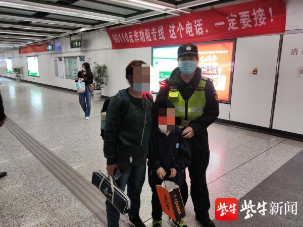 牢记家人手机号 &nbsp; 男孩走散后民警帮忙找到家人