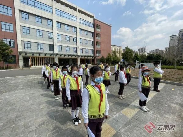 昆明呈贡区对中小学、幼儿园在校师生进行全员核酸检测