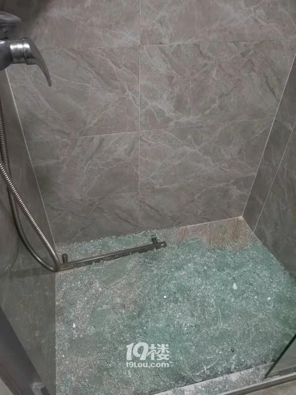 浙江一姑娘正要洗澡，突然…身上多出十几个伤口