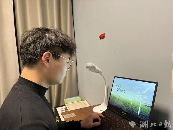 大三学生兼职做PPT，锻炼自己的创意和技能