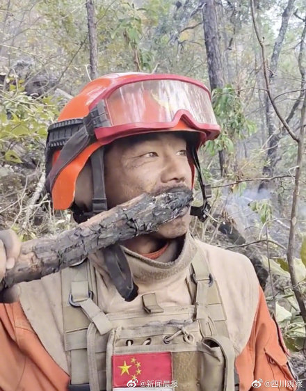 辛苦了!消防员森林灭火后用木炭刷牙 辛苦了!消防员森林灭火后用木炭刷牙
