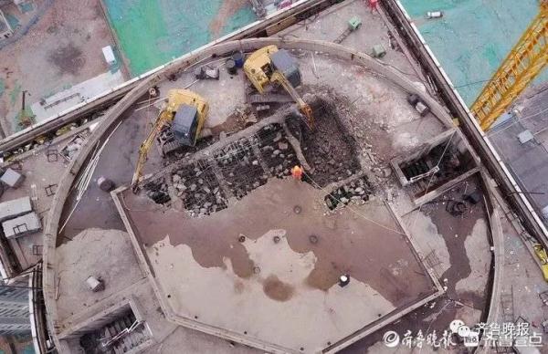 老济南地标“齐鲁宾馆”开拆！航拍157米高层建筑，挖掘机从楼顶施工