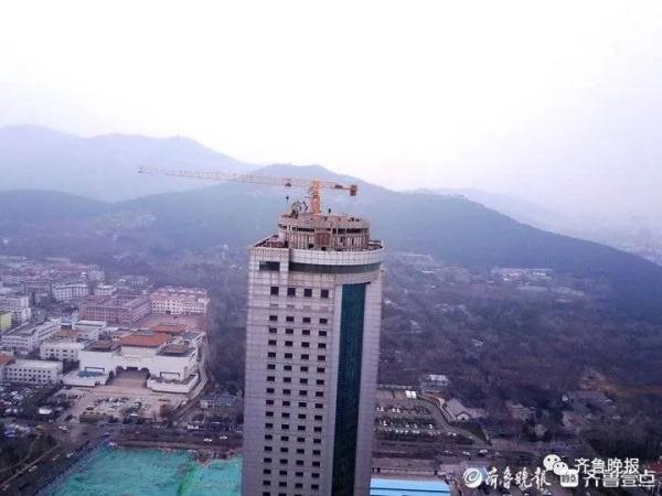 老济南地标“齐鲁宾馆”开拆！航拍157米高层建筑，挖掘机从楼顶施工