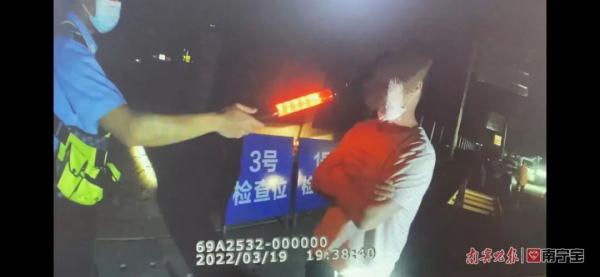男子未达酒驾处罚标准，窃喜不过三秒就被警方揪出真正司机……