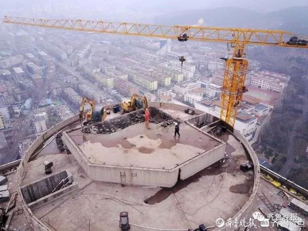 老济南地标“齐鲁宾馆”开拆！航拍157米高层建筑，挖掘机从楼顶施工