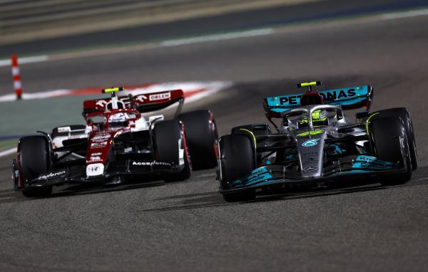 周冠宇喜极而泣！F1首秀拿下积分，他用实力击碎西方质疑