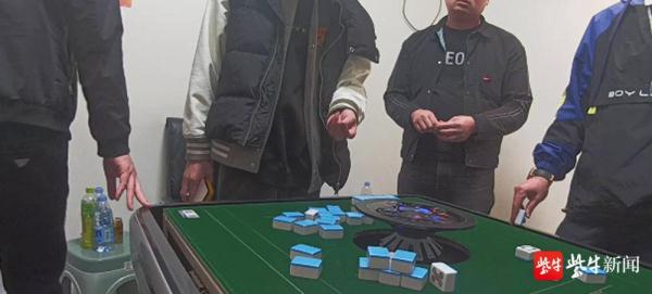 透视眼镜、特制骰子 ，四男子组团诈赌被赌友举报