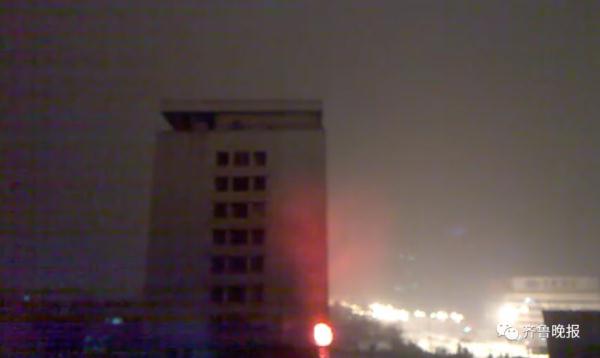 老济南地标“齐鲁宾馆”开拆！航拍157米高层建筑，挖掘机从楼顶施工