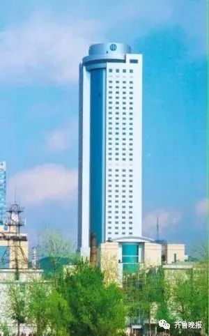 老济南地标“齐鲁宾馆”开拆！航拍157米高层建筑，挖掘机从楼顶施工
