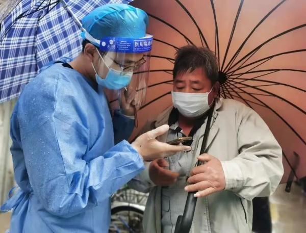 一人面对240房隔离人员!脱下法袍、检服的上海政法干警有多拼…… 一人面对240房隔离人员!脱下法袍、检服的上海政法干警有多拼……