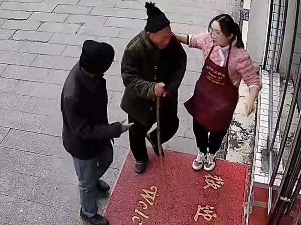 事发安徽!小伙用餐后主动多付100元!只为…… 事发安徽!小伙用餐后主动多付100元!只为……