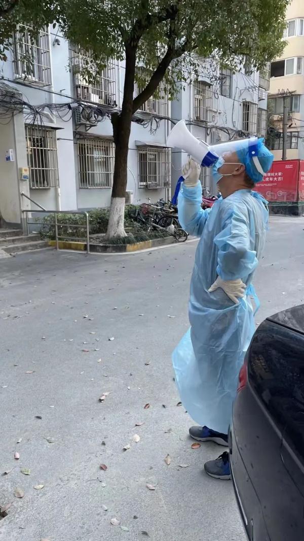 一人面对240房隔离人员!脱下法袍、检服的上海政法干警有多拼…… 一人面对240房隔离人员!脱下法袍、检服的上海政法干警有多拼……