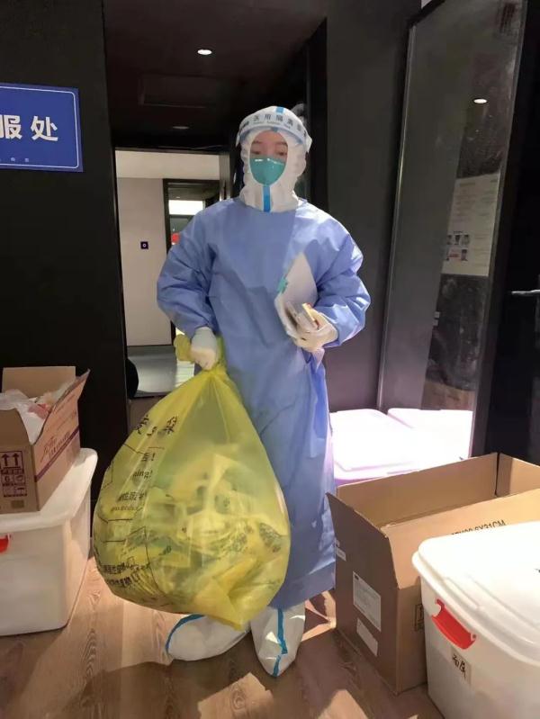 一人面对240房隔离人员!脱下法袍、检服的上海政法干警有多拼…… 一人面对240房隔离人员!脱下法袍、检服的上海政法干警有多拼……