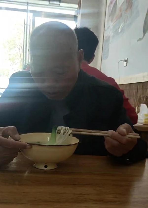 事发安徽!小伙用餐后主动多付100元!只为…… 事发安徽!小伙用餐后主动多付100元!只为……