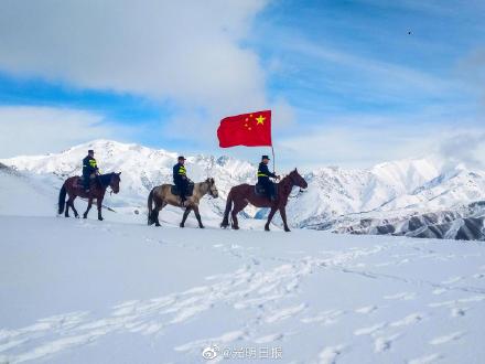 新疆民辅警3000米海拔雪山巡逻雪山上红旗招展