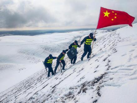 新疆民辅警3000米海拔雪山巡逻雪山上红旗招展
