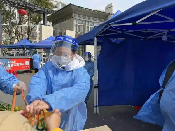 一人面对240房隔离人员!脱下法袍、检服的上海政法干警有多拼…… 一人面对240房隔离人员!脱下法袍、检服的上海政法干警有多拼……