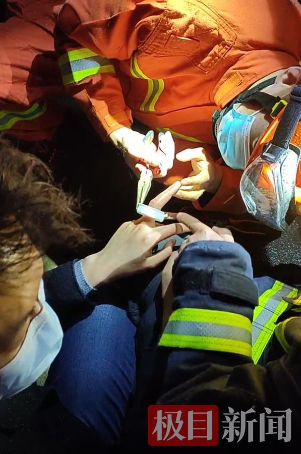 男子中指卡进桶盖无法拔出，“蓝朋友”上门解救
