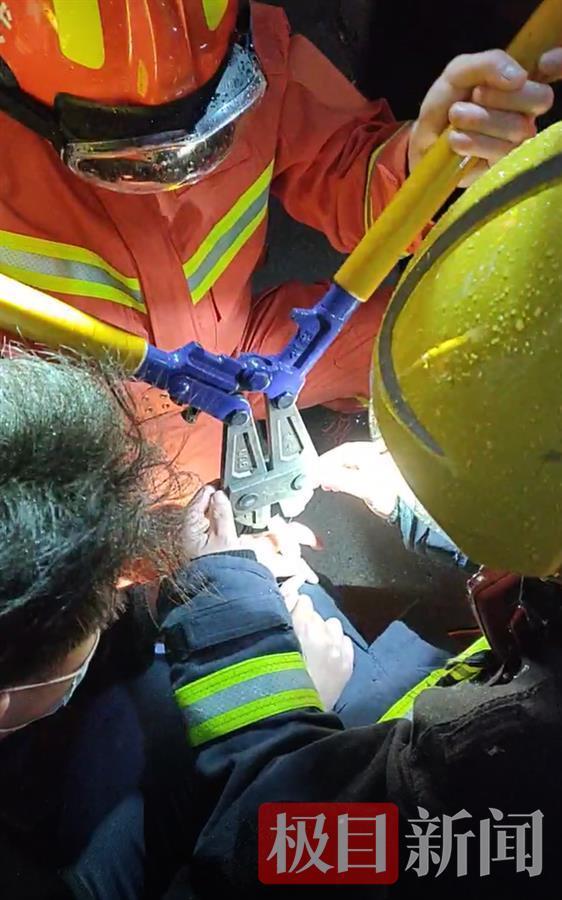 男子中指卡进桶盖无法拔出，“蓝朋友”上门解救