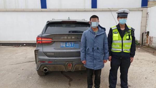 一男子无证驾驶逾期未年检车辆被交警当场查获 一男子无证驾驶逾期未年检车辆被交警当场查获