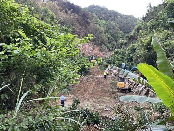 东航客机坠毁现场：搜寻，与风雨赛跑