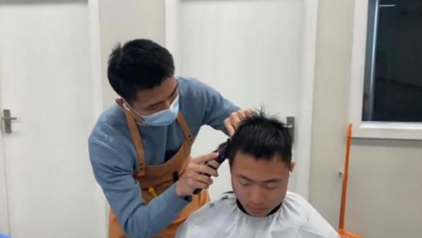 同学变身“Tony老师”！上海这所大学有支义务理发队，顾客：相信他们手艺