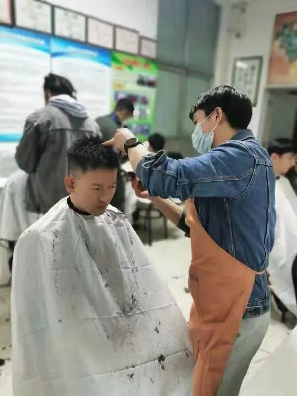 同学变身“Tony老师”！上海这所大学有支义务理发队，顾客：相信他们手艺