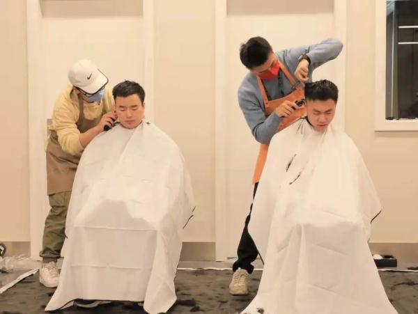同学变身tony老师上海这所大学有支义务理发队顾客相信他们手艺