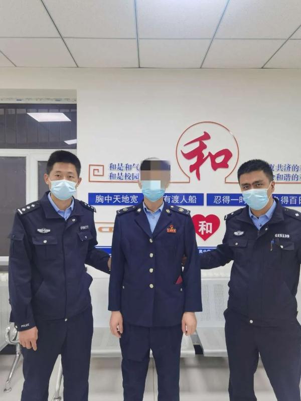 1小时收了100多桶！男子深夜穿制服，“没收”商店老坛酸菜牛肉面