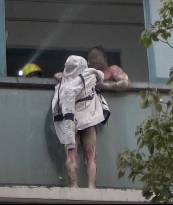 “火灾中舍身救妻”事件后续:妻子已恢复意识 “火灾中舍身救妻”事件后续:妻子已恢复意识