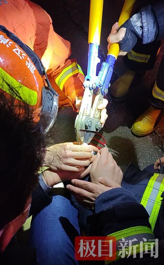 男子中指卡进桶盖无法拔出，“蓝朋友”上门解救